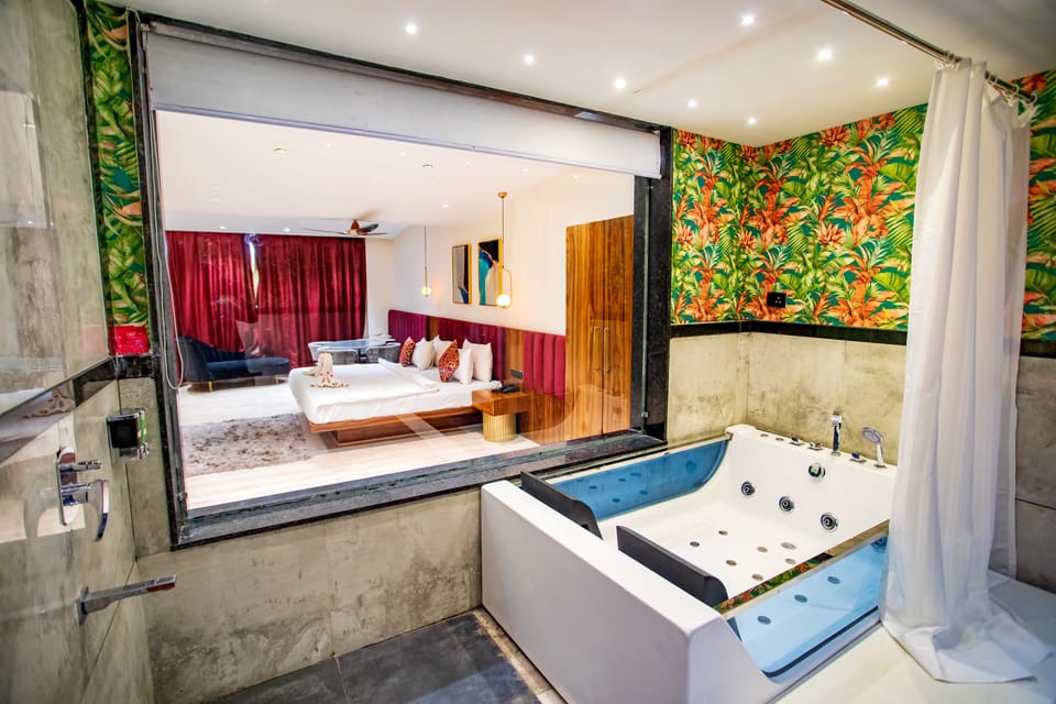 Club Suite | Bathroom amenities | Free toiletries, hair dryer, slippers, towels