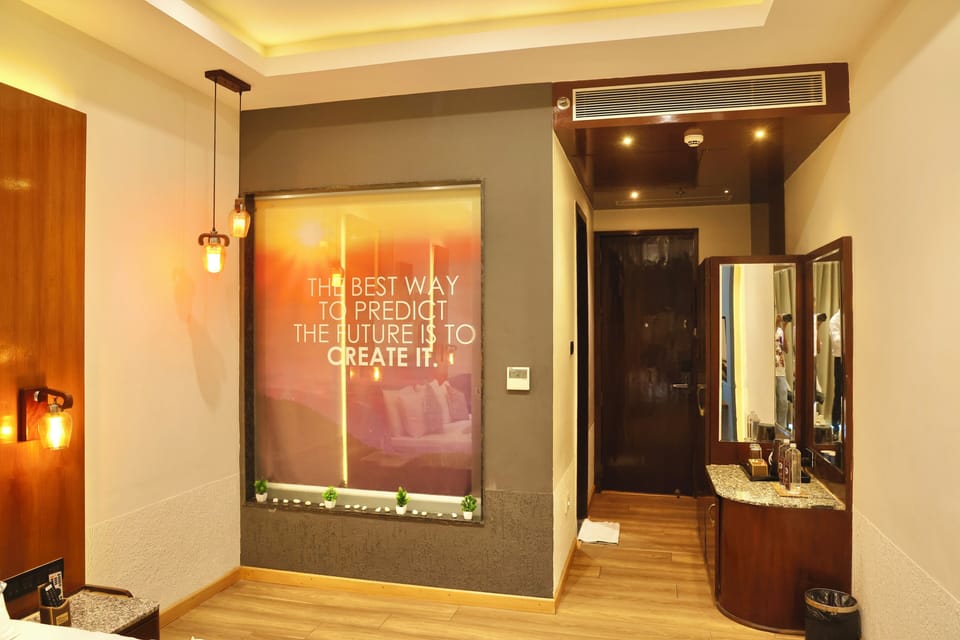 Classic Room | Minibar, in-room safe, desk, blackout drapes