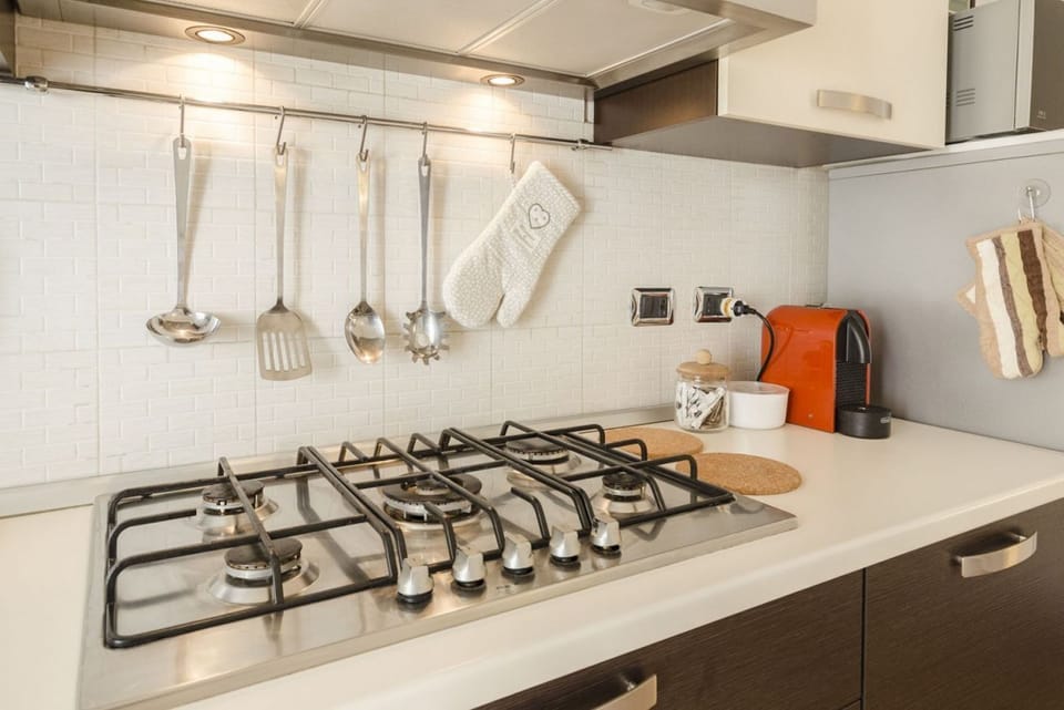 Apartment, 1 Bedroom | Private kitchen | Full-size fridge, microwave, oven, stovetop