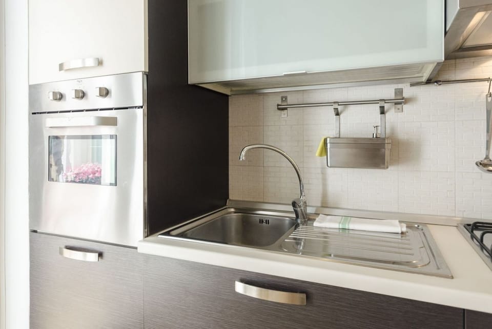 Apartment, 1 Bedroom | Private kitchen | Full-size fridge, microwave, oven, stovetop