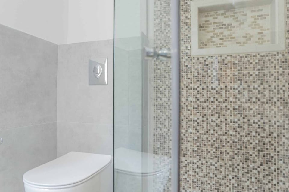 Bella Vista Luxury Maisonette shower 1