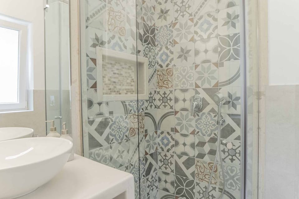Bella Vista Luxury Maisonette ensuite bathroom