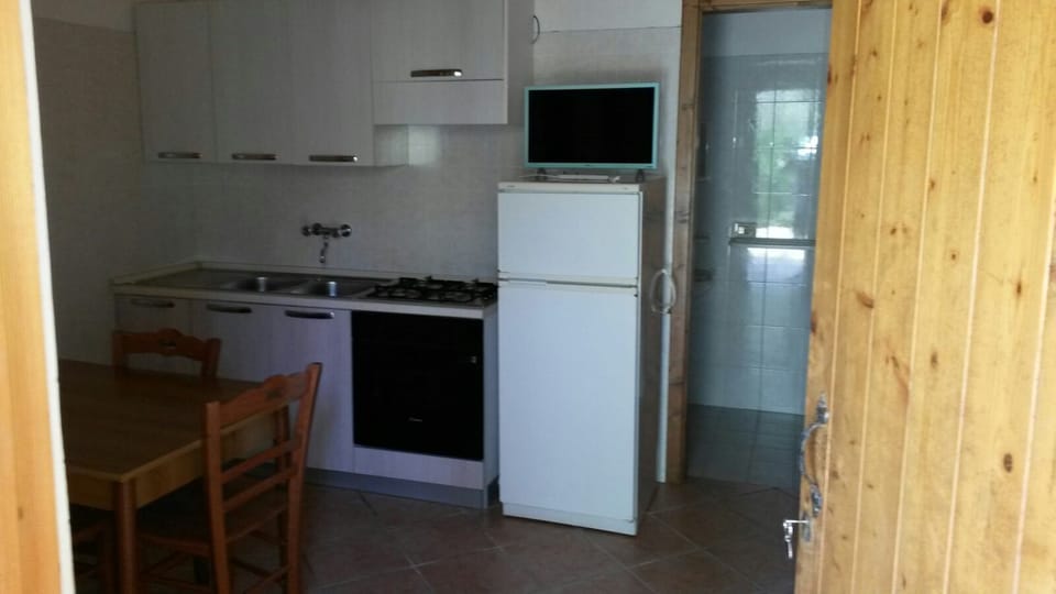 Bungalow, 2 Bedrooms | Private kitchen | Fridge, oven, stovetop, cookware/dishes/utensils