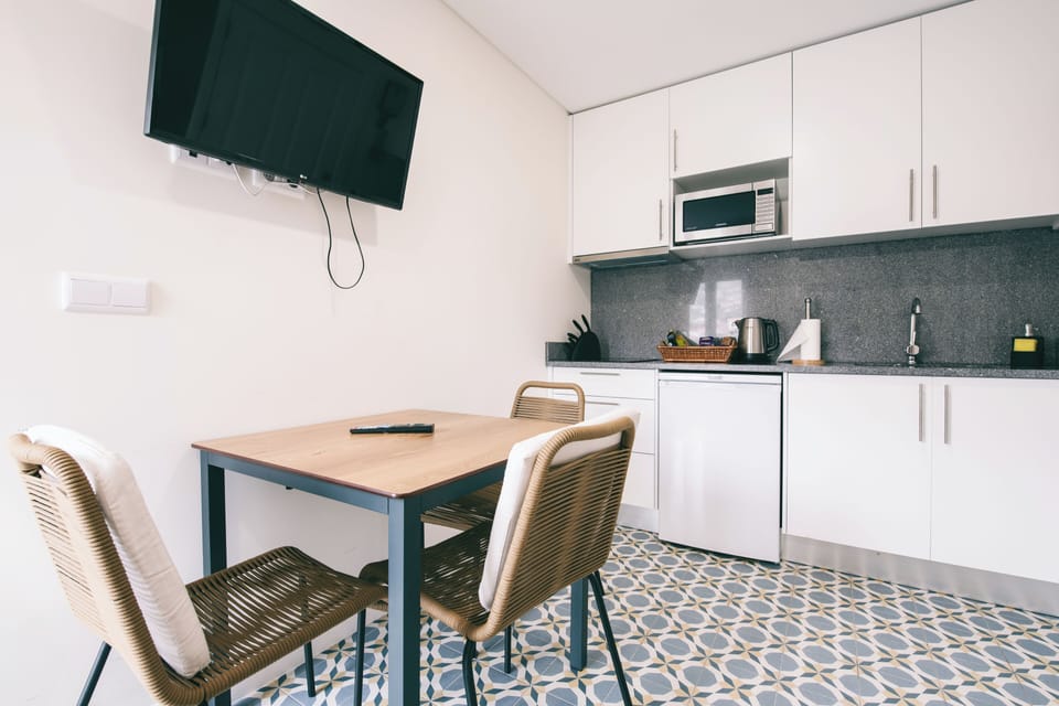 Deluxe Suite / 2 bedrooms, private bathroom, kitchenette, balcony | Private kitchen