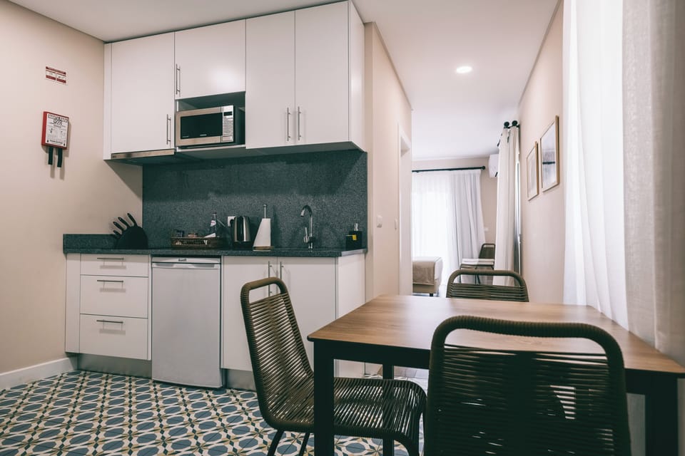 Classic Suite / 1 bedroom, private bathroom, kitchenette, balcony or garden | Private kitchen