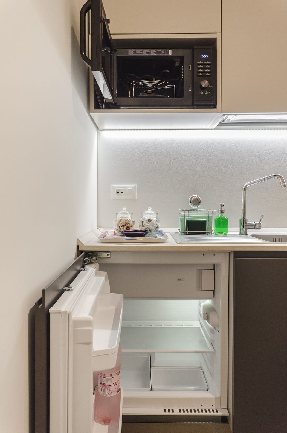 Apartment, 1 Bedroom | Private kitchenette | Fridge, stovetop, dishwasher, electric kettle