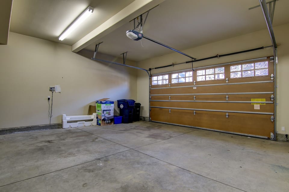 House, 4 Bedrooms | Parking