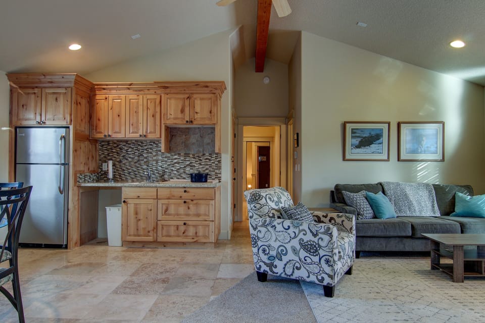 House, 4 Bedrooms | Living room | TV, fireplace