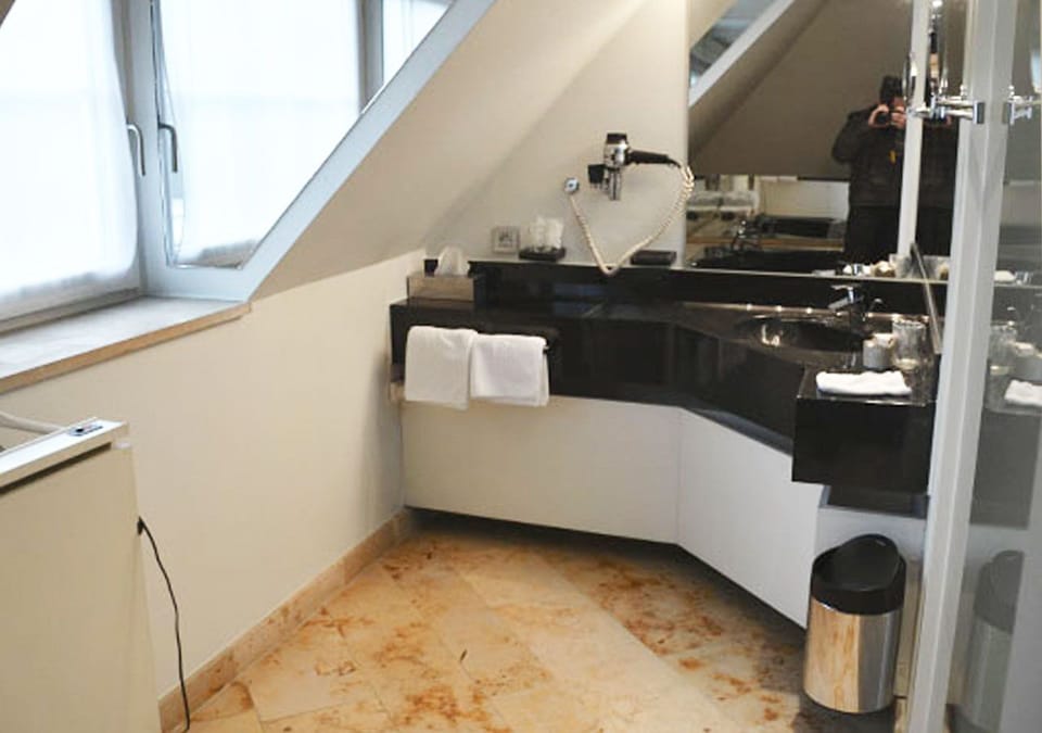 Junior Suite | Bathroom | Free toiletries, hair dryer, towels