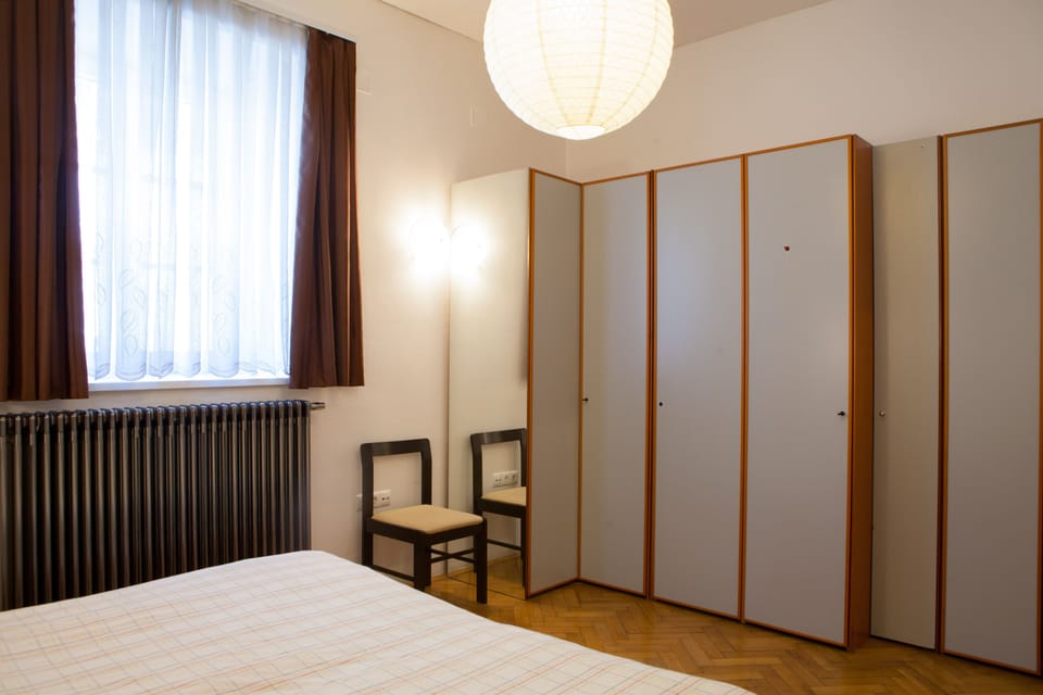 Bedroom with 2 twin beds, 90 x 200cm