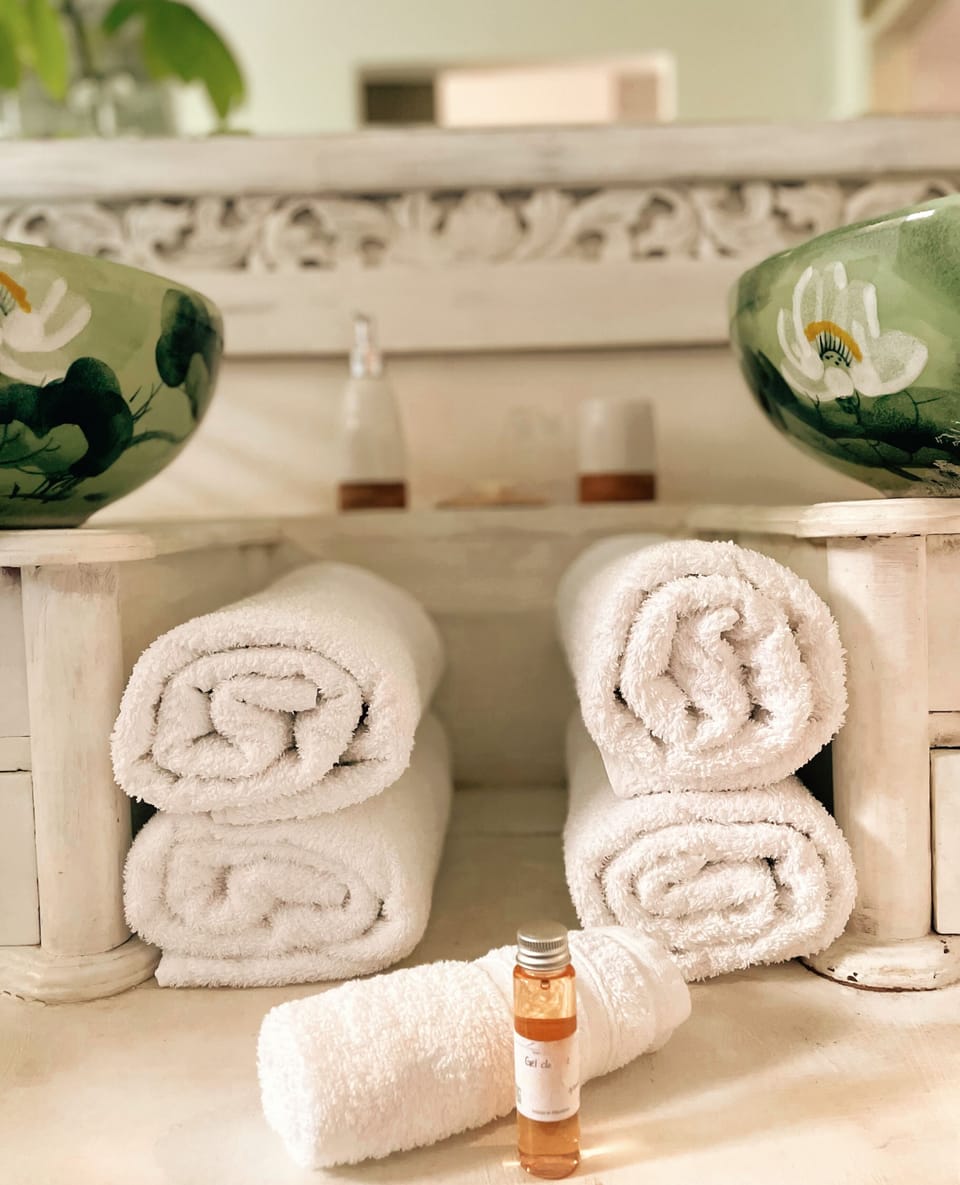 Romantic Suite | Bathroom | Shower, rainfall showerhead, free toiletries, hair dryer