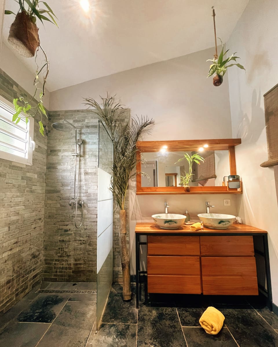 Suite (Jardin Suspendu) | Bathroom | Shower, rainfall showerhead, free toiletries, hair dryer