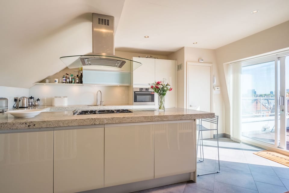Apartment (2 Bedrooms) | Private kitchen | Fridge, microwave, oven, stovetop