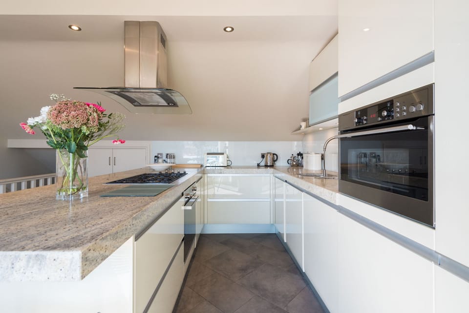 Apartment (2 Bedrooms) | Private kitchen | Fridge, microwave, oven, stovetop