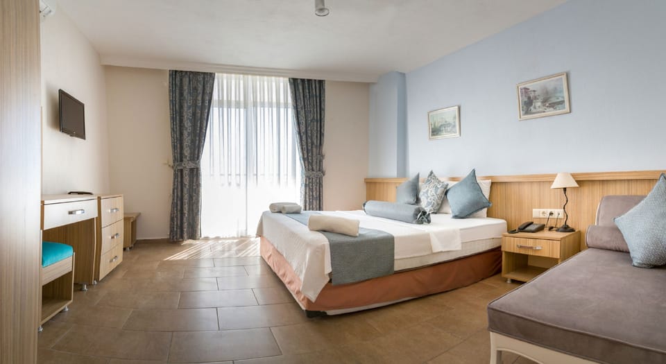 XXX Deluxe Room | Minibar, soundproofing, bed sheets