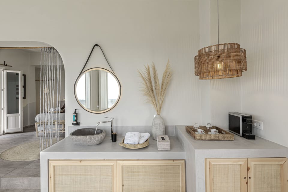 Luxe Suite, Hot Tub | Premium bedding, minibar, in-room safe, individually decorated