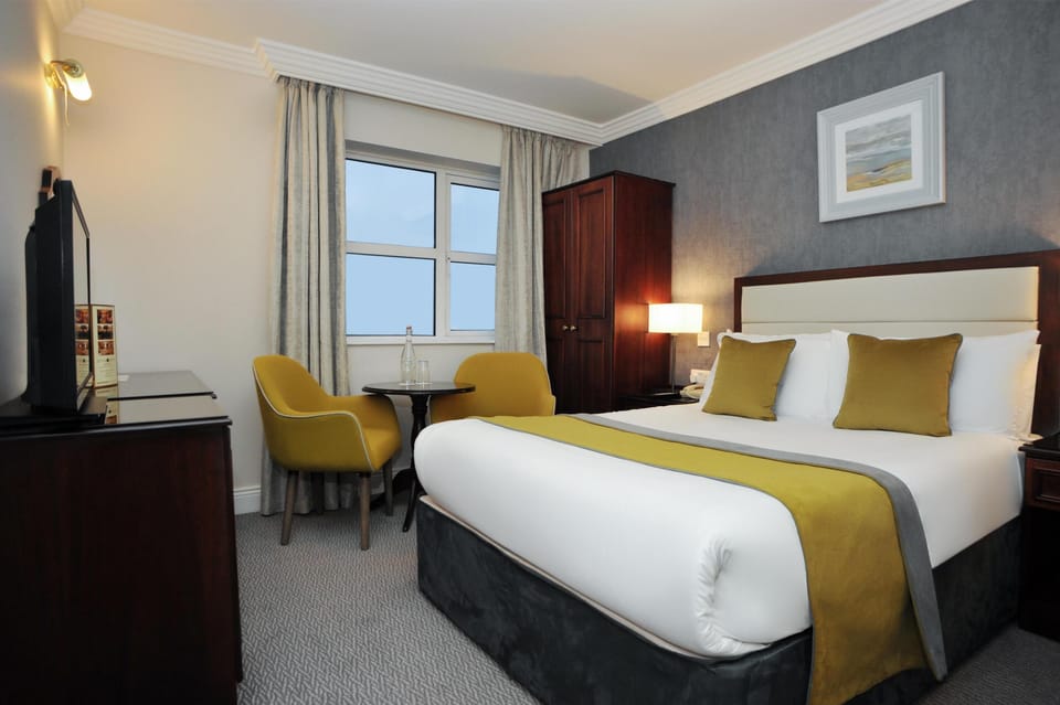 Premium bedding, in-room safe, individually decorated