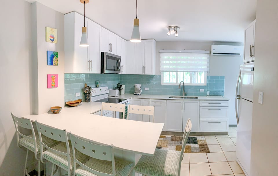Kitchen peninsula with seating for six 