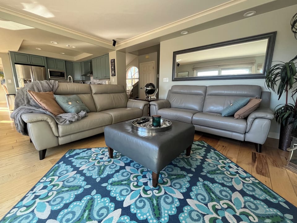 couch, i indoor, living area,fireplace