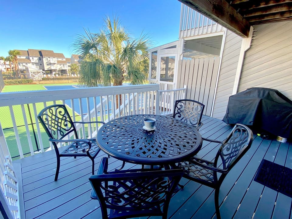 Great outdoor seating/dining space
