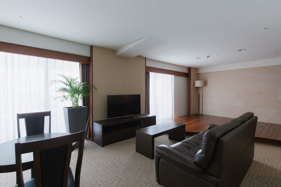 Junior Suite (City View) Non Smoking | Premium bedding, down comforters, in-room safe, desk