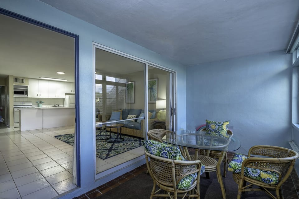 The lanai with plenty of seating - time to relax!