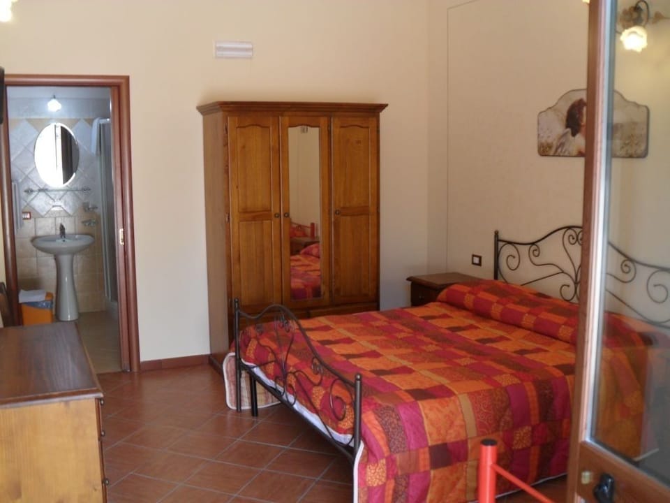 Double Room | Individually furnished, desk, soundproofing, free WiFi