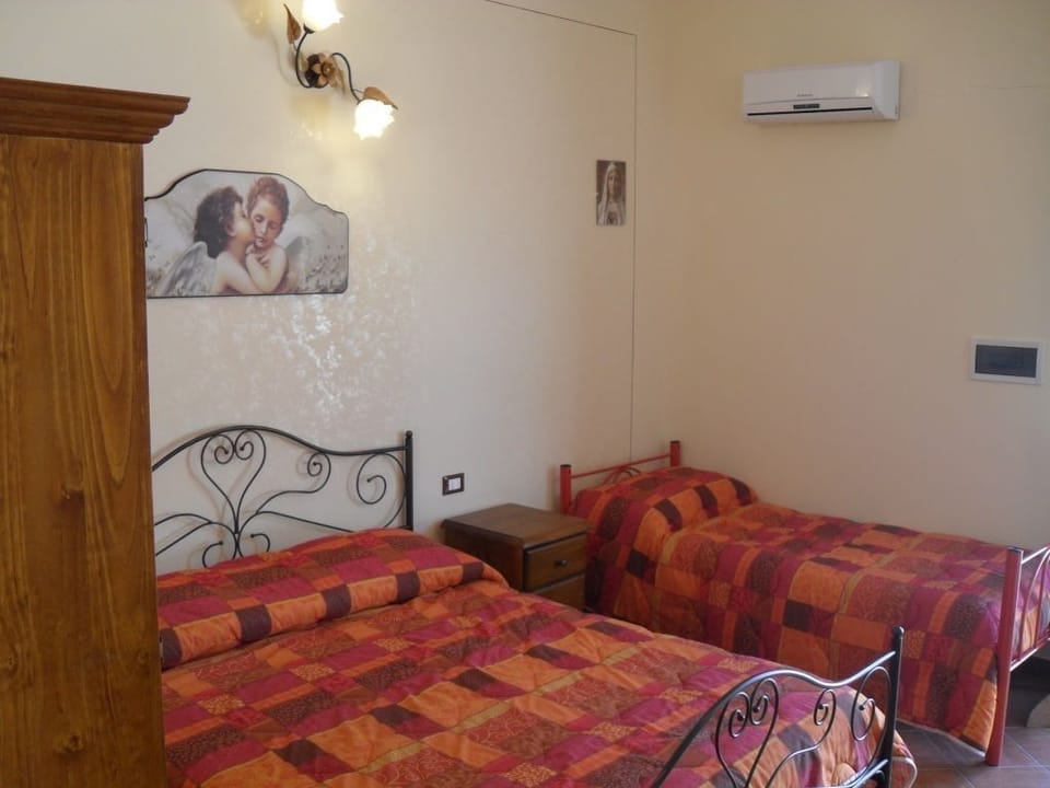 Triple Room | Individually furnished, desk, soundproofing, free WiFi