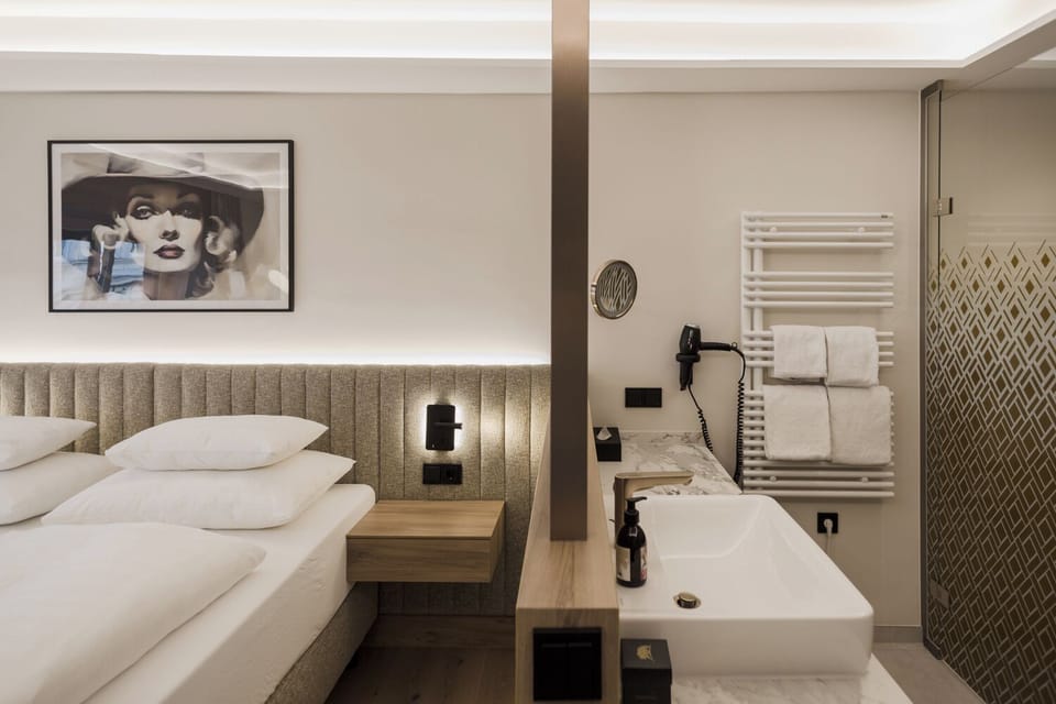 Deluxe Room | Bathroom | Hair dryer, towels, soap, shampoo