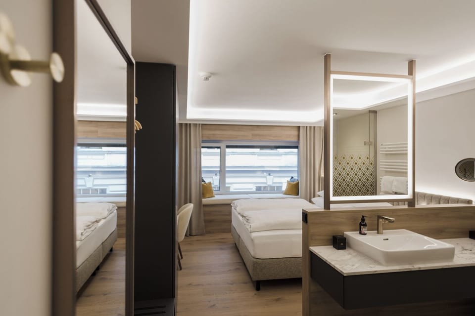 Deluxe Room | Hypo-allergenic bedding available, in-room safe, desk, blackout drapes