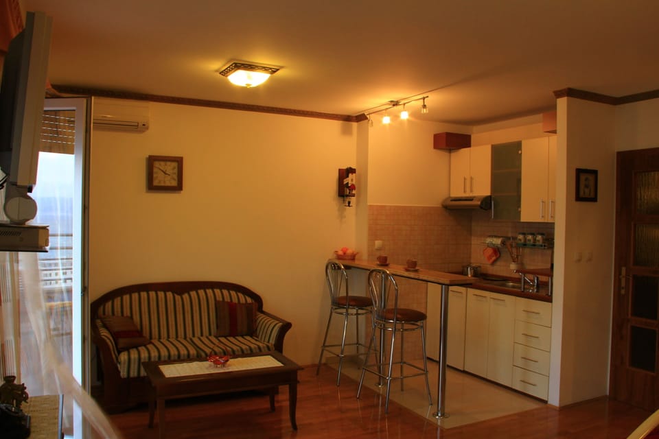 Superior Studio | Private kitchen | Fridge, stovetop, toaster, cookware/dishes/utensils