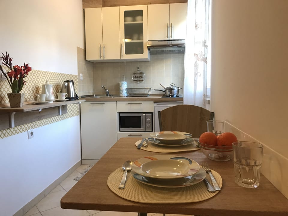 Fridge, stovetop, toaster, cookware/dishes/utensils