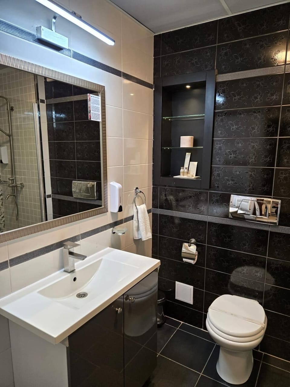 Shower, hair dryer, bathrobes, slippers