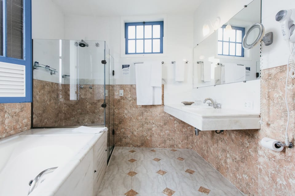 Deluxe Room | Bathroom | Shower, rainfall showerhead, free toiletries, hair dryer
