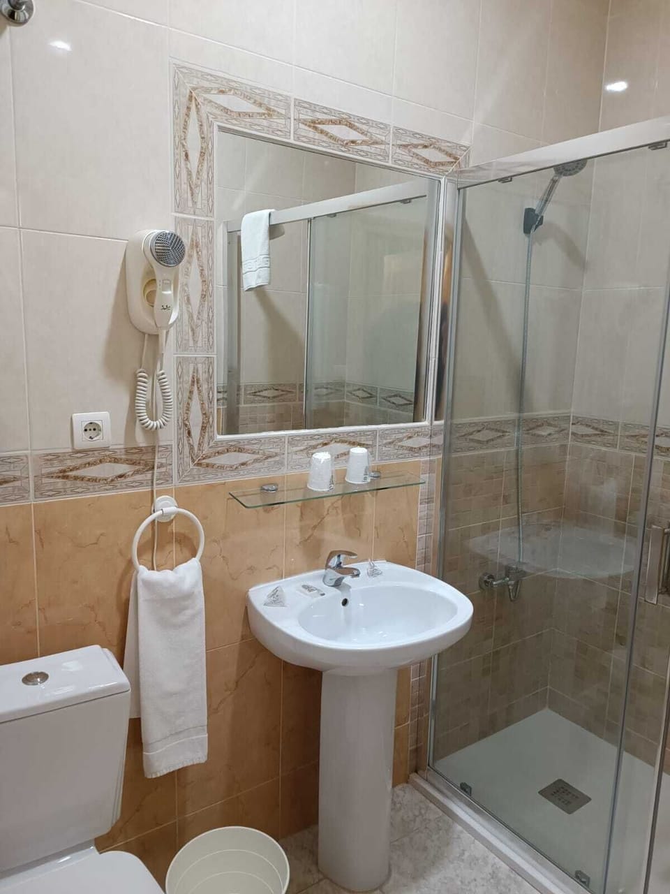 Double Room, Private Bathroom | Bathroom | Free toiletries, hair dryer, towels