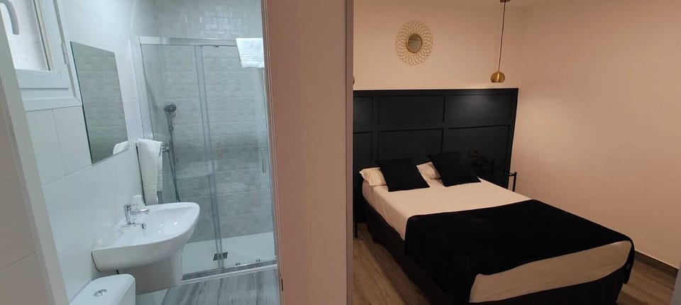 Double Room, Private Bathroom | Memory foam beds, desk, free WiFi, bed sheets
