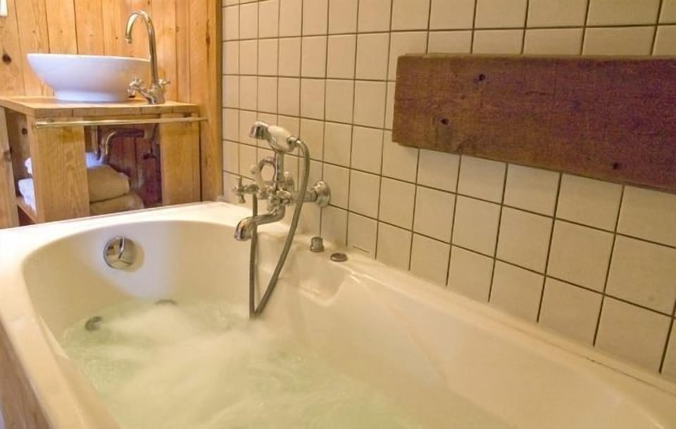 Deep soaking bathtub