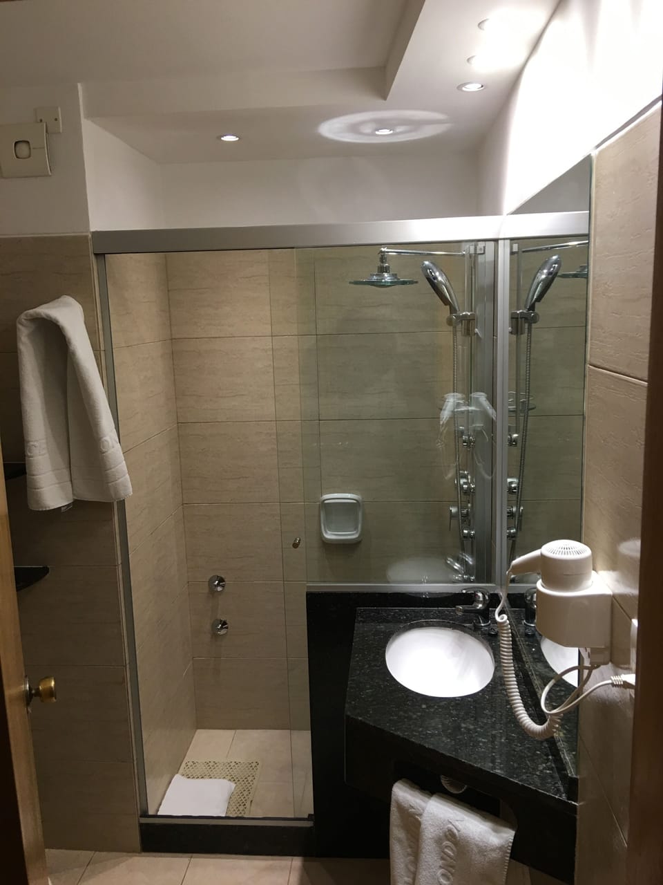 Combined shower/tub, free toiletries, hair dryer, towels