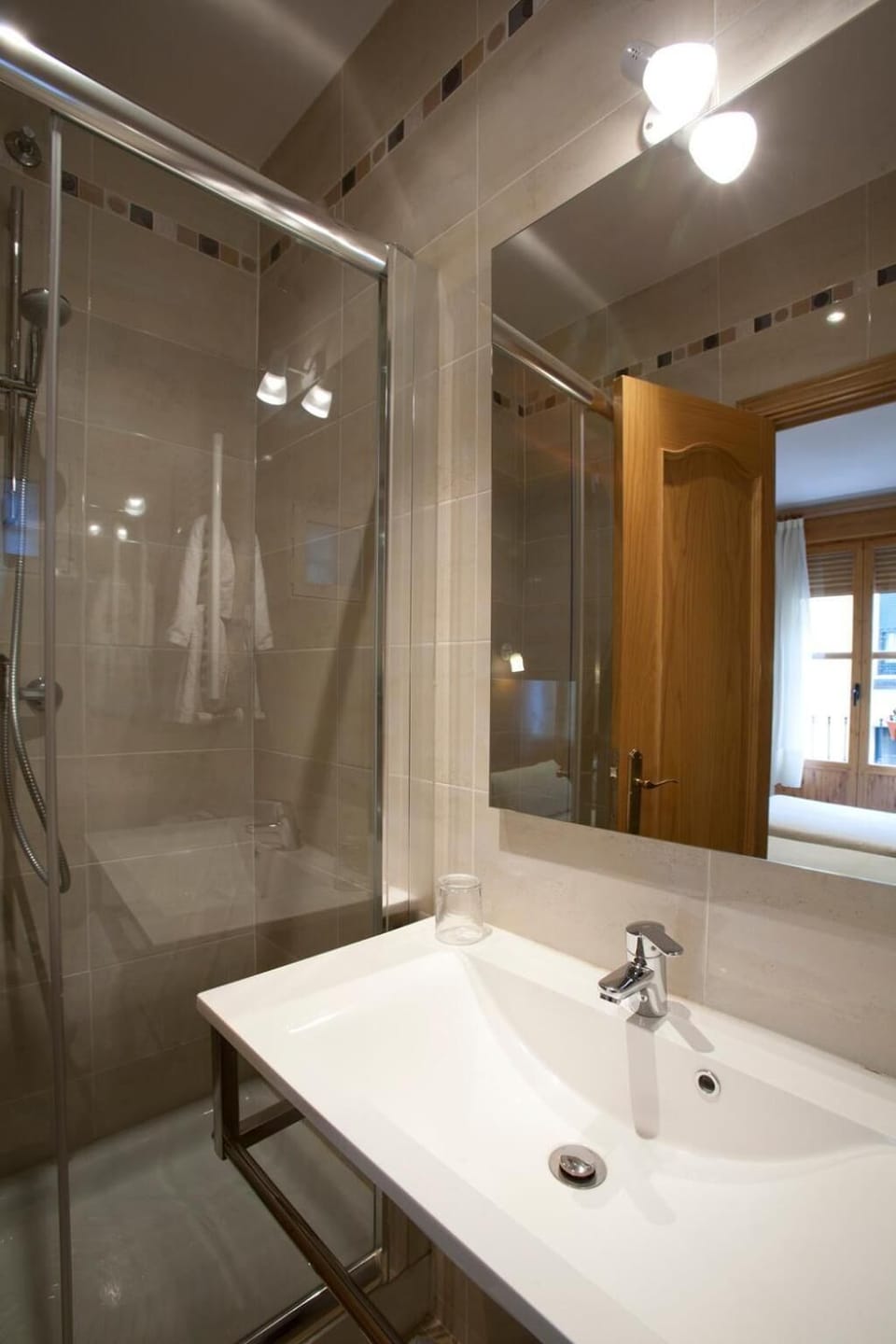 Superior Double Room, Private Bathroom | Bathroom | Shower, hair dryer, towels