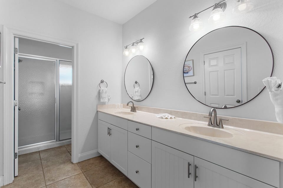 Paradise Villa Master Bathroom