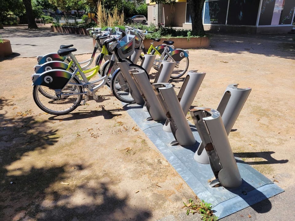 bike rental at the foot of the apartment