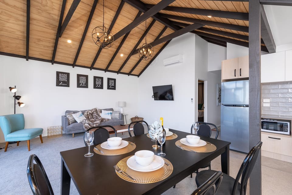 Private 2 Bedroom Apartment | In-room dining
