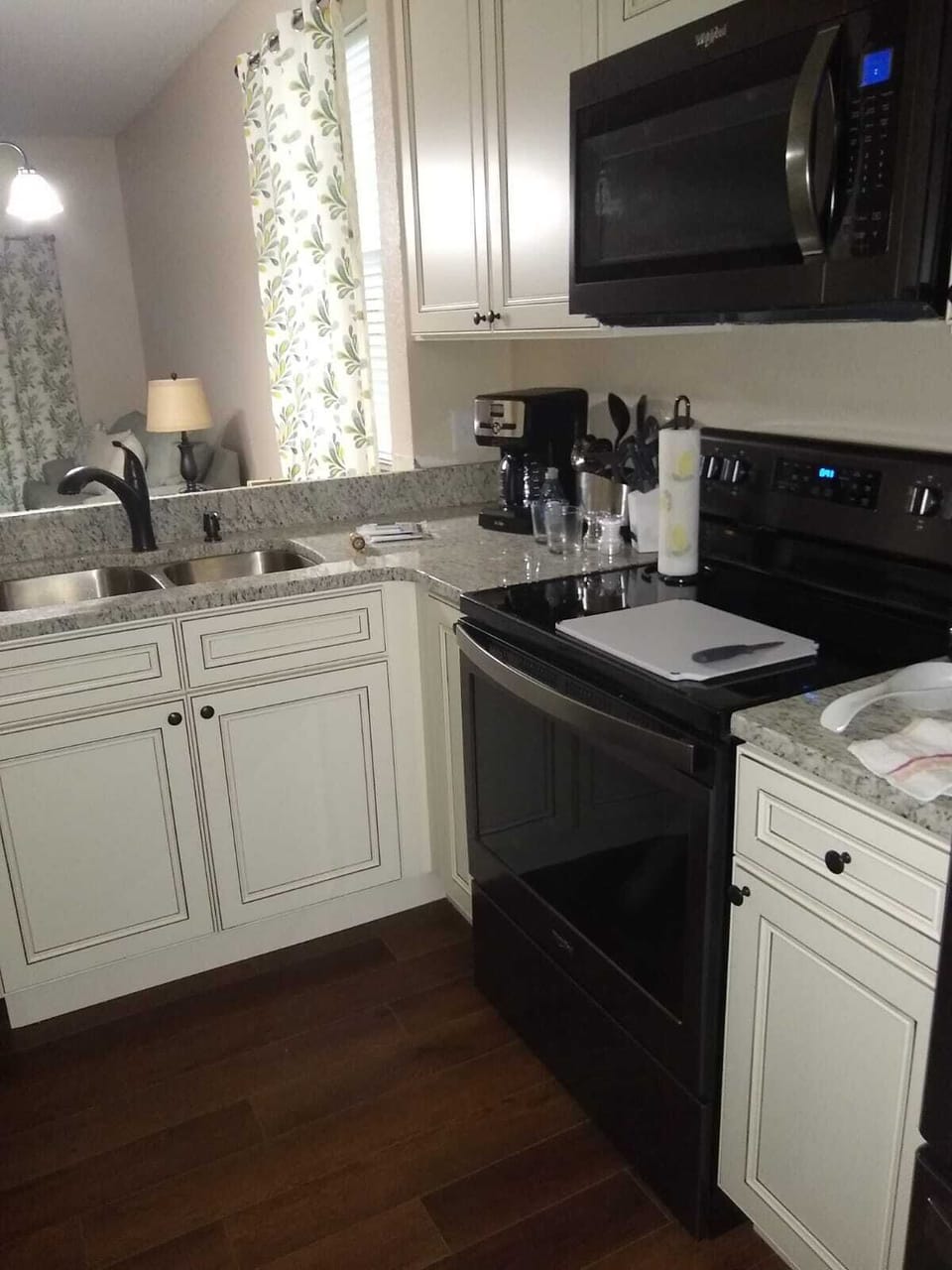 Fully equipt kitchen.