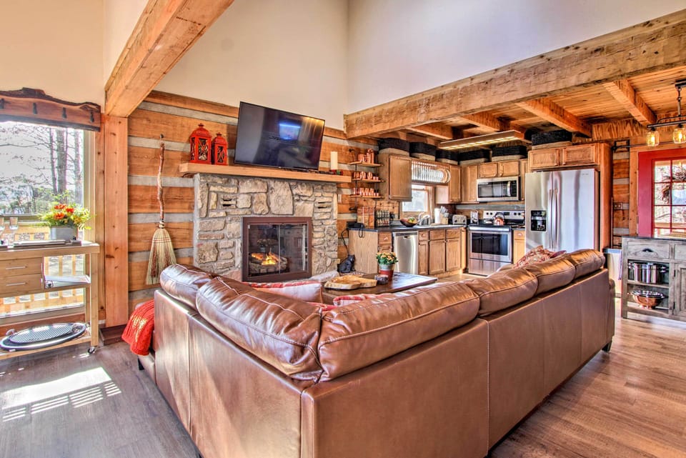 Living Room | Central A/C & Heating | Free WiFi