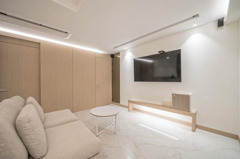 Suite | Desk, soundproofing, free WiFi