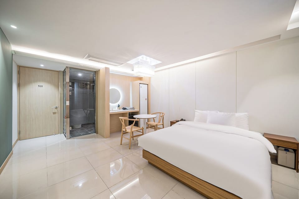 Deluxe Room | Desk, soundproofing, free WiFi