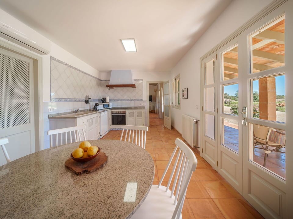 Flooring, Floor, Furniture, Wood, Interior Design, Ceiling, Kitchen & Dining Room Table, Chair, Home, Kitchen