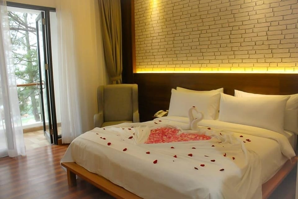 Deluxe Room | Living room | 32-inch flat-screen TV with cable channels, TV