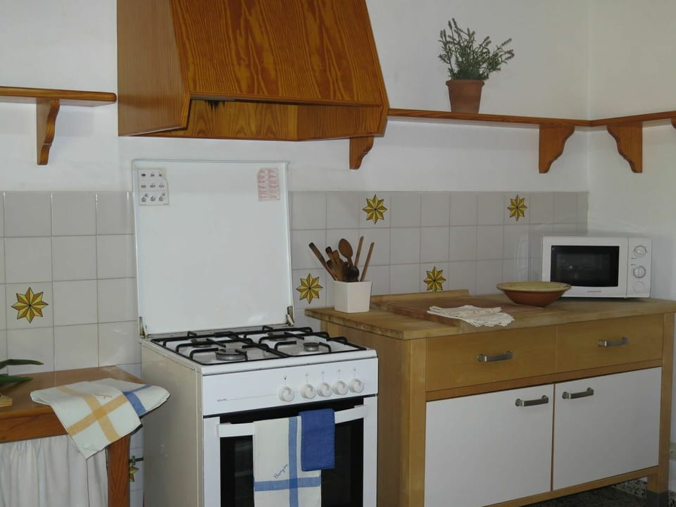 Kitchen Stove, Room, Kitchen, Furniture, Countertop, Property, Gas Stove, Cabinetry, Exhaust Hood, Tile