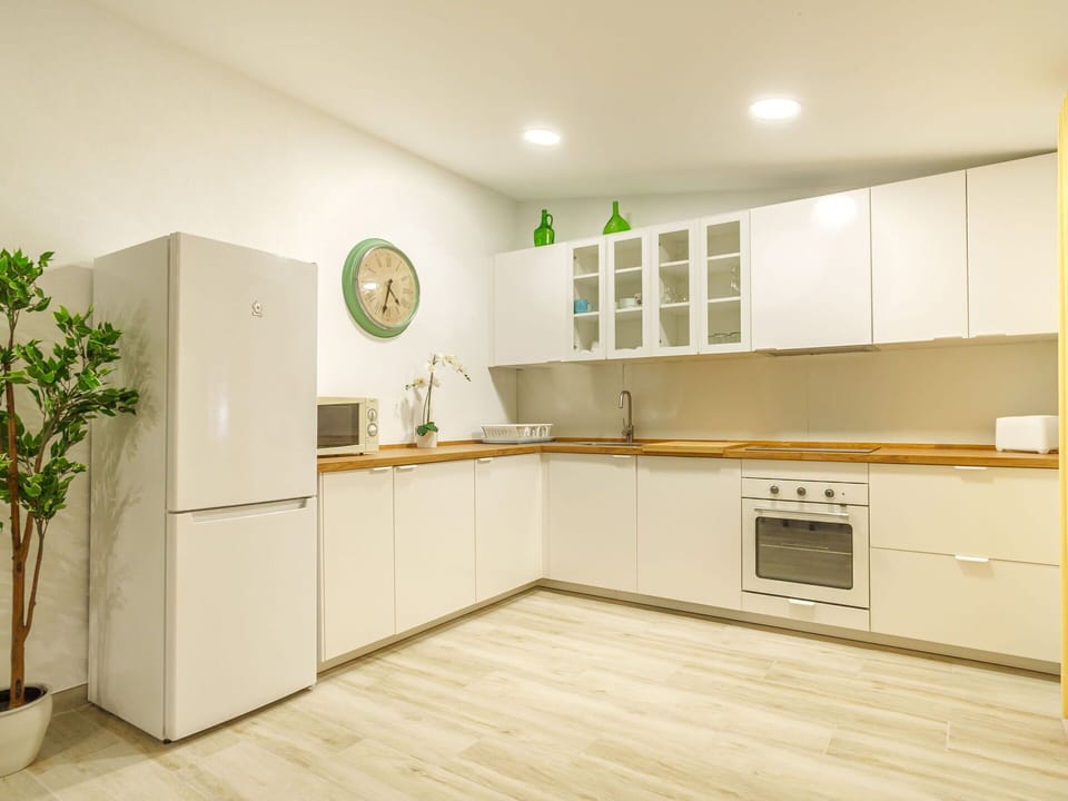 Cabinetry, Countertop, Property, Furniture, Plant, Houseplant, Flowerpot, Building, Wood, Interior Design